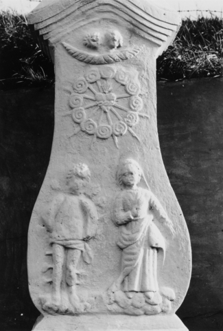 Le fût de la croix de Breidenbach représente saint Sébastien et une sainte femme, peut-être la Très Sainte Vierge (photographie du Service régional de l'inventaire de Lorraine).