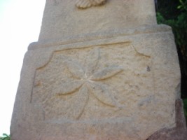 Une fleur domine l'ensemble du fût-stèle.