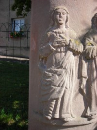 Placée traditionnellement au pied de la Croix, la Vierge Marie apparaît ici sur une croix du hameau d'Olsberg, à Breidenbach.