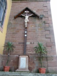 Une croix de mission est érigée à Breidenbach au XIXe siècle, adossée au clocher de l'église Saint-Hubert.