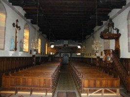 L'entrée de l'église et la tribune, avec l'orgue.