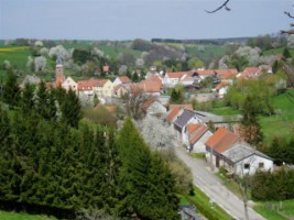 Le centre du village de Breidenbach et l'église Saint-Hubert.