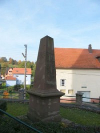 Le monument aux morts de la commune de Breidenbach est érigé sur le seuil de l'église paroissiale Saint-Hubert.