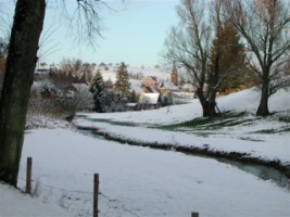 Le village de Breidenbach et son église sous la neige, vus depuis le Weyer.