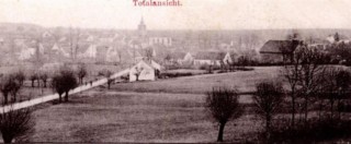 Panorama du village et de l'ancienne église Saint-Donat en 1903.