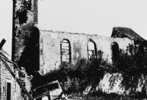 L'église en ruines en 1945, depuis le sud (photographie issue d'un album Pierron, " Les ruines qui parlent " dans l'arrondissement de Sarreguemines).