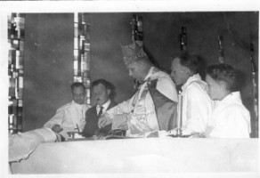 La consécration de la nouvelle église Saint-Donat a lieu le 19 mai 1960 : on peut voir Mgr Paul-Joseph Schmitt, entouré des abbés Aschereiner et Bur, ainsi que du président du conseil de fabrique Alphonse Faber.