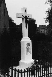 La croix est située dans le jardin de la maison numéro 19, rue des jardins (photographie du service régional de l'inventaire de Lorraine).