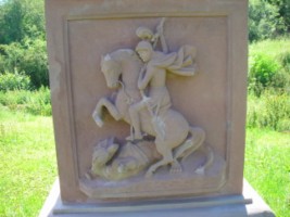 Saint Georges, patron des soldats, est représenté sur une croix de chemin du hameau d'Urbach, à Epping, pour célébrer le retour d'un combattant après 1918.