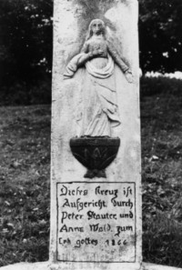 Le fût-stèle est occupé par une représentation d'une sainte femme, sans doute la Très Sainte Vierge Marie (photographie du service régional de l'inventaire de Lorraine).