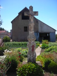 La croix est érigée en 1834.