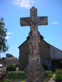 Une tête d'angelot ailée unique apparaît sur le croisillon d'une croix dans le hameau d'Urbach, à Epping.