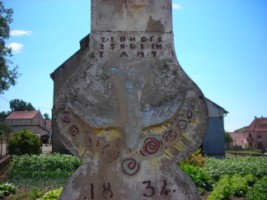 La colombe du Saint-Esprit est représentée au sommet du fût-stèle de la croix Zamt du hameau d'Urbach, à Epping.