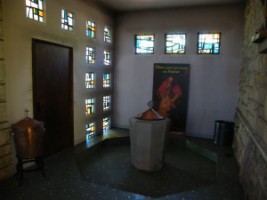 Le baptistère est installé dans une chapelle latérale, du côté nord.