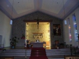 Le chœur de l'église Saint-Donat : l'autel, le tabernacle, le siège de présidence et l'ambon.
