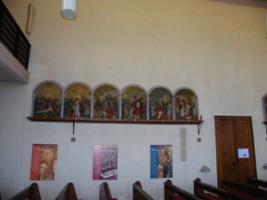 Le chemin de croix se répartit en frises, présentant à chaque fois plusieurs scènes de la Via Crucis.