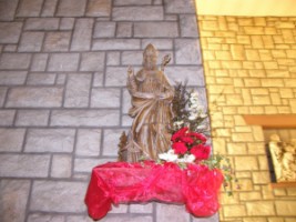 La statue d'un saint évêque, en bois peint du XVIIIe siècle, trône dans l'église. Il s'agit peut-être de saint Wolfgang, mais cela ne peut être précisé.