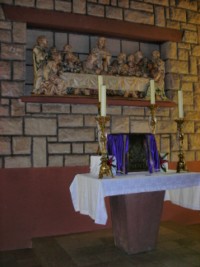 Le tabernacle et le haut-relief de la Sainte-Cène.