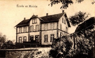 L'école et la mairie communale au début du XXe siècle.