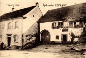 Le presbytère et l'épicerie Hoffart au début du XXe siècle.