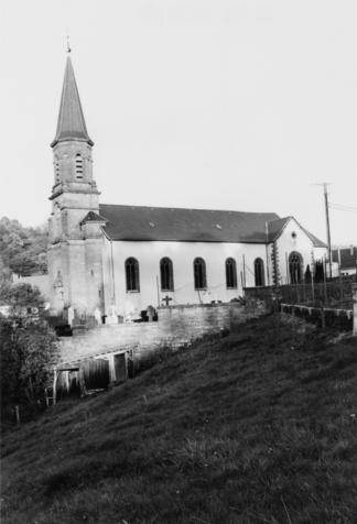 L'église Saint-Pierre vue depuis le Sud-Ouest (photographie du service régional de l'inventaire de Lorraine).