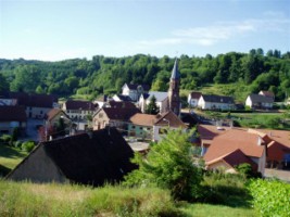 Le village de Hottviller et l'église Saint-Pierre.