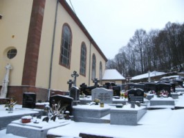 Le cimetière du village entoure en grande partie l'église paroissiale.