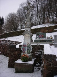 Dans le cimetière, une croix datant de 1797 représente saint Laurent et sans doute sainte Vérène sur le socle, ainsi que la Très Sainte Vierge et saint Jean sur le fût-stèle.