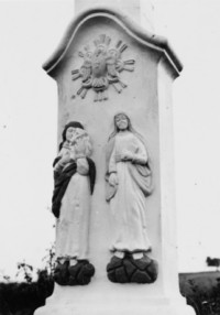 Le fût représente la Très Sainte Vierge et saint Jean, surmontés de la colombe du Saint-Esprit (photographie du service régional de l'inventaire de Lorraine).