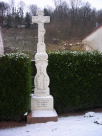 La croix date du XIXe siècle et se situe en bordure du ruisseau du Bittenbach.