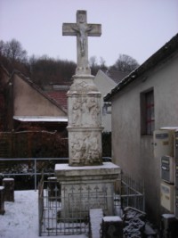 Une croix monumentale est élevée dans la rue principale, au bord du ruisseau du Bittenbach. Datant de 1758, elle commémore la fin d'une épizootie (photographie du service régional de l'inventaire de Lorraine).
