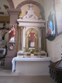 L'autel latéral droit est dédié à saint Laurent, patron de la paroisse.