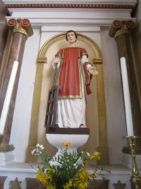 Une statue de saint Laurent est située sur l'autel.