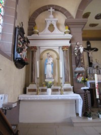 L'autel latéral gauche est dédié à la Très Sainte Vierge.