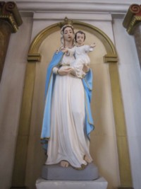 Une statue de la Vierge à l'Enfant est située sur l'autel.