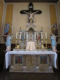 Le maître-autel de l'église de Lengelsheim est dominé par le groupe du Calvaire, la Sainte Vierge et saint Jean entourant le Christ en Croix.