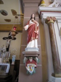 Une statue du Sacré-Cœur de Jésus est située à droite de l'arc du chœur.