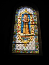 Un vitrail représente saint Antoine de Padoue.