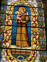 Un vitrail représente saint Antoine de Padoue.