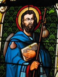 Un vitrail représente saint Jacques le majeur.