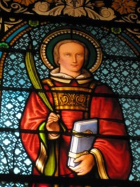 Un vitrail représente saint Laurent.