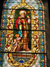 Un vitrail représente saint Nicolas dans l'église Saint-Laurent de Lengelsheim.