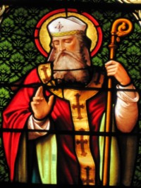 Un vitrail représente saint Nicolas.