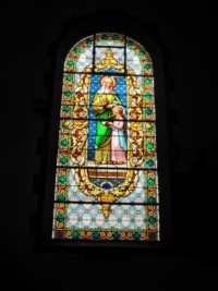 Un vitrail représente sainte Anne et la Sainte Vierge.