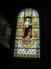 Un vitrail représente sainte Catherine d'Alexandrie.