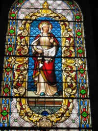 Un vitrail représente sainte Elisabeth de Hongrie.