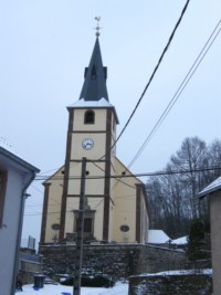 L'église Saint-Laurent et le presbytère dominent le petit village de Lengelsheim.