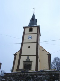 La silhouette de l'église paroissiale Saint-Laurent domine le village de Lengelsheim.