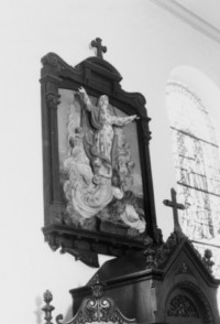 Le haut-relief, représentant l'Assomption de la Très Sainte Vierge, date de la seconde moitié du XIXe siècle (photographie du service régional de l'inventaire de Lorraine).