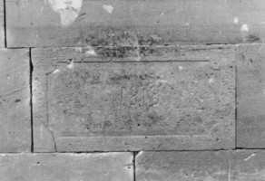Une pierre de soubassement, datée 1818, est visible sur la première travée de la façade Nord de la nef (photographie du service régionalde l'inventaire de Lorraine).